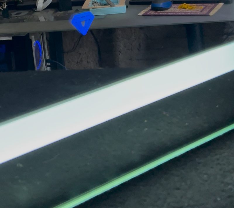 Foto real: faixa jateada acesa da Linha Lume, sem pontos de LED aparentes