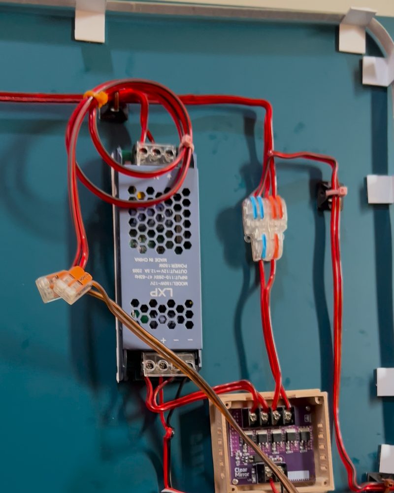 Linha Lume, detalhe do verso: fonte slim e amplificador